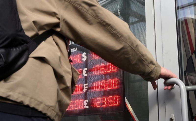 Песков назвал «рудиментом прошлого» повышенное внимание к курсу