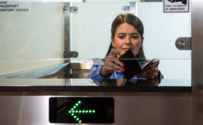 Песков ответил на сообщения об ужесточении выезда чиновникам за рубеж