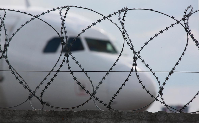 Песков ответил на сообщения об ужесточении выезда чиновникам за рубеж