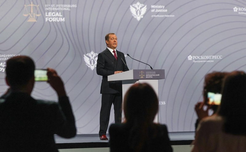 Песков заявил об идущей против России «войне по всем фронтам»