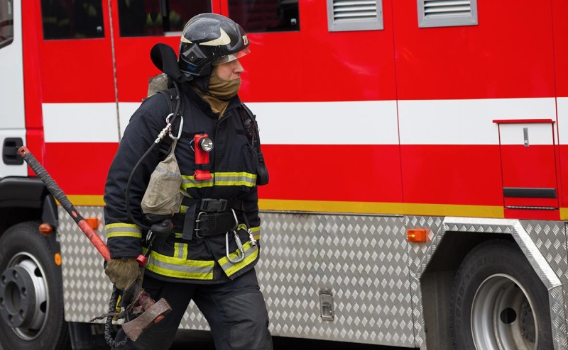 Пятеро пожарных попали в реанимацию из-за тушения пожара в Пролетарске