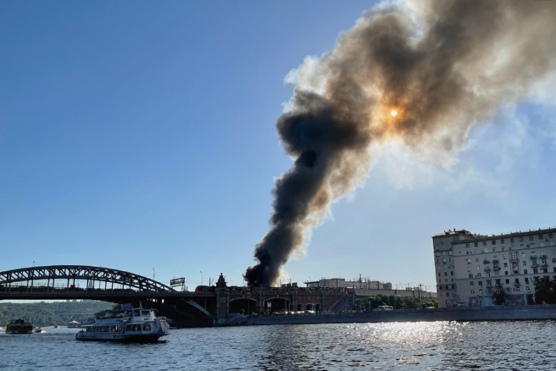 Площадь пожара на складе пиротехники в Москве выросла до 500 кв. м