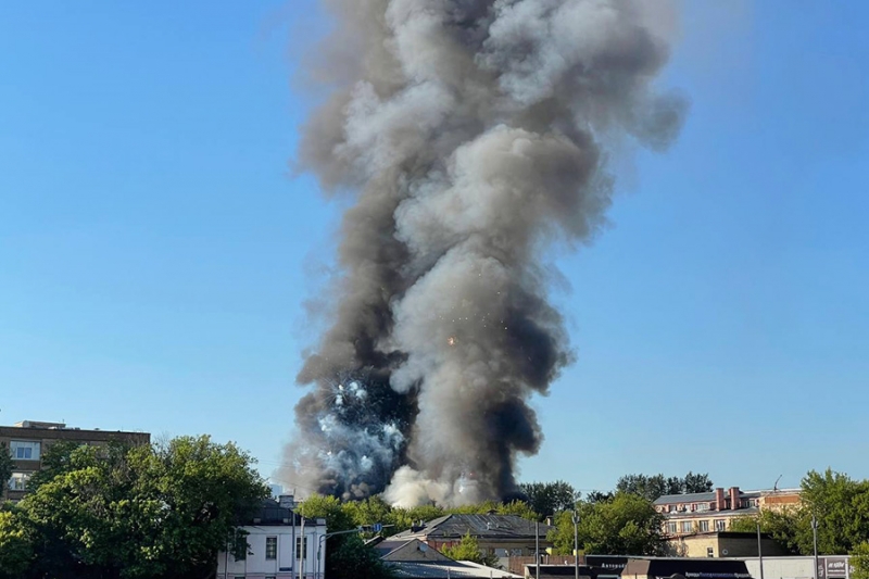 Площадь пожара на складе пиротехники в Москве выросла до 500 кв. м