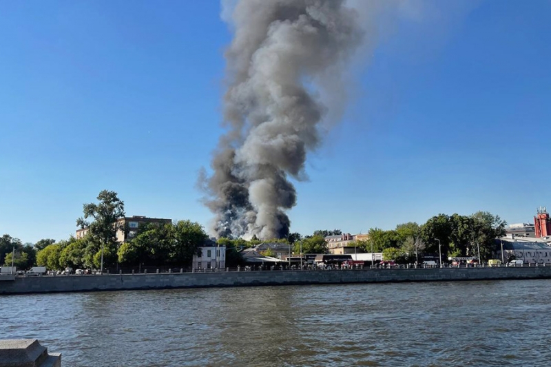 Площадь пожара на складе пиротехники в Москве выросла до 500 кв. м