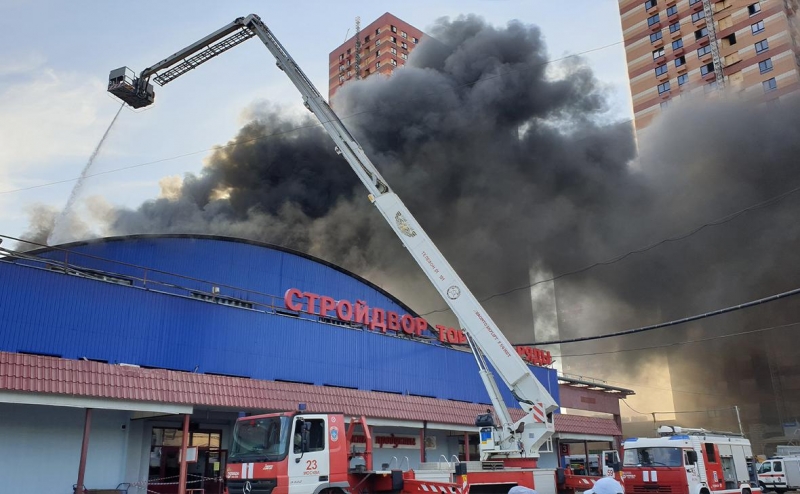 Площадь пожара на складе в Отрадном выросла в десять раз