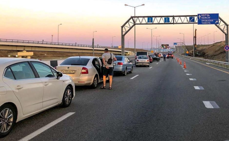 По одной полосе Крымского моста запустили движение автомобилей