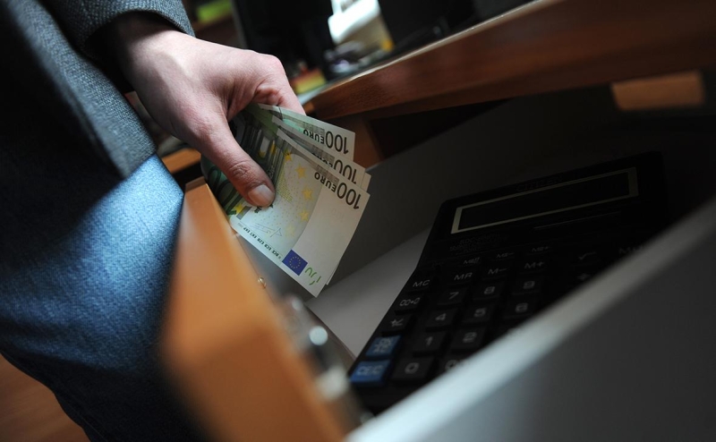 Почему Райффайзенбанк ограничил прием валюты и рублей у россиян