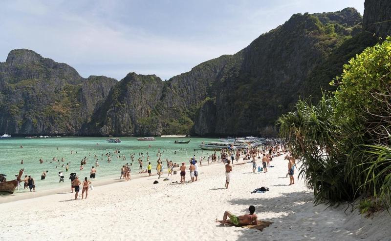 Почти половина россиян отказалась от просмотра новогодних огоньков