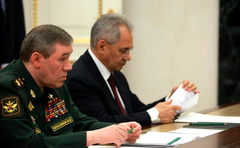 Почти треть россиян признались, что общаются в соседских чатах не по