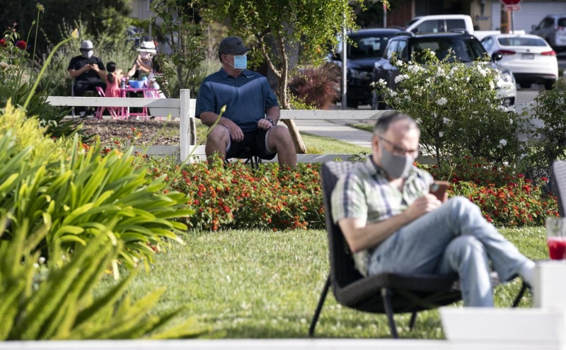 Почти треть россиян признались, что общаются в соседских чатах не по