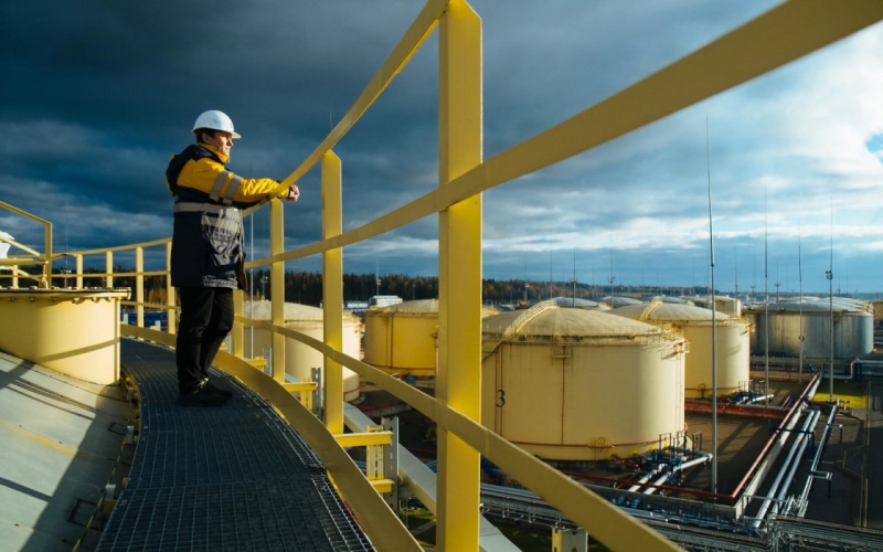 Под Пермью загорелась база нефтепродуктов на площади 10 тыс. кв. м