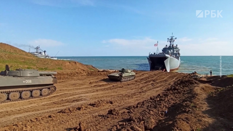 Погрузка и вывод российских войск с учений в Крыму. Видео