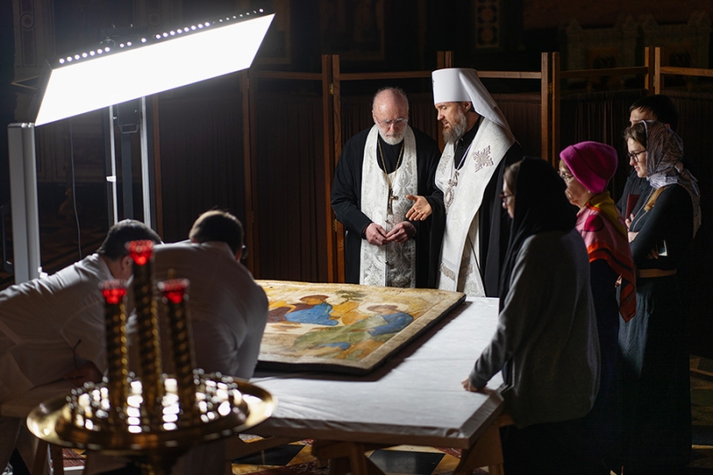 Появились фото подготовки «Троицы» к размещению в храме Христа