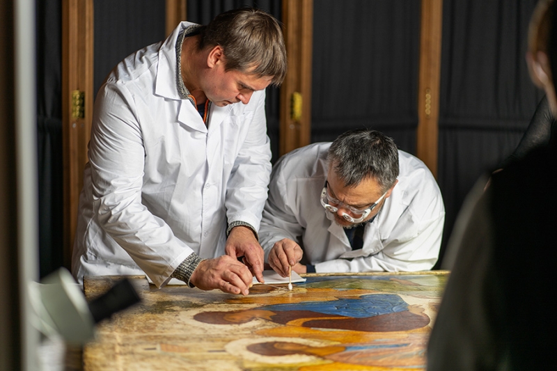 Появились фото подготовки «Троицы» к размещению в храме Христа