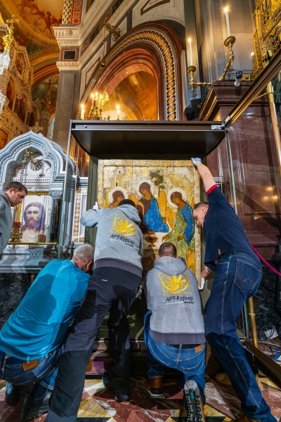 Появились фото подготовки «Троицы» к размещению в храме Христа