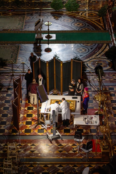 Появились фото подготовки «Троицы» к размещению в храме Христа