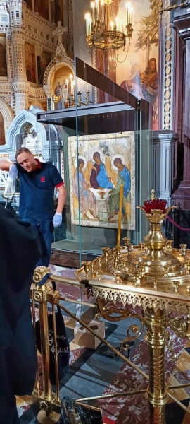 Появились фото подготовки «Троицы» к размещению в храме Христа