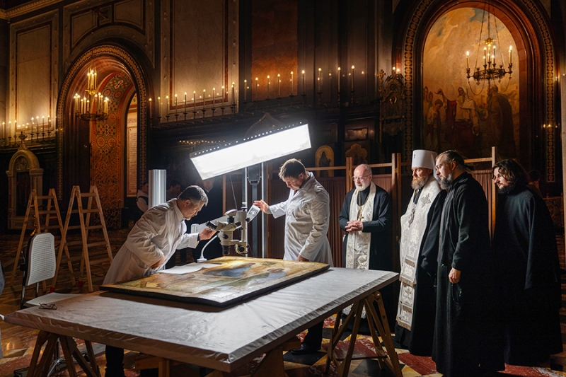 Появились фото подготовки «Троицы» к размещению в храме Христа