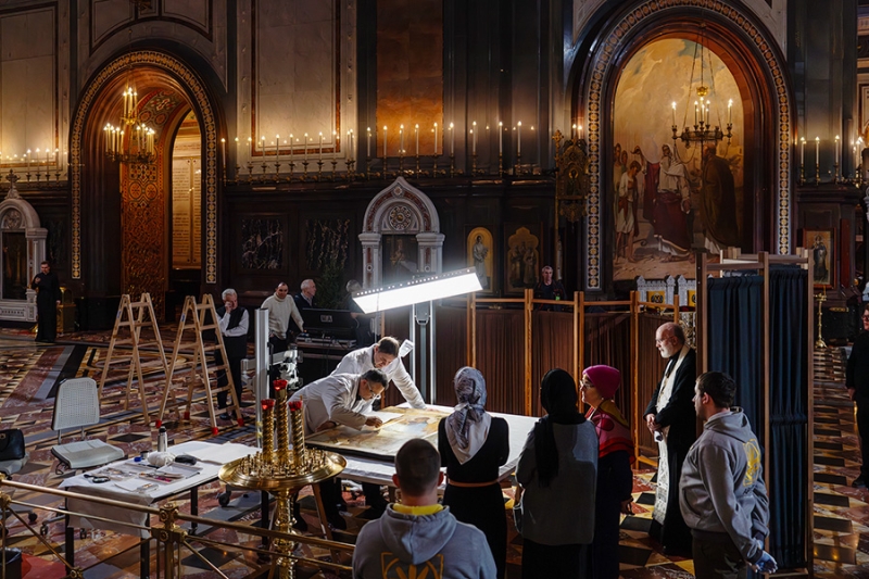 Появились фото подготовки «Троицы» к размещению в храме Христа