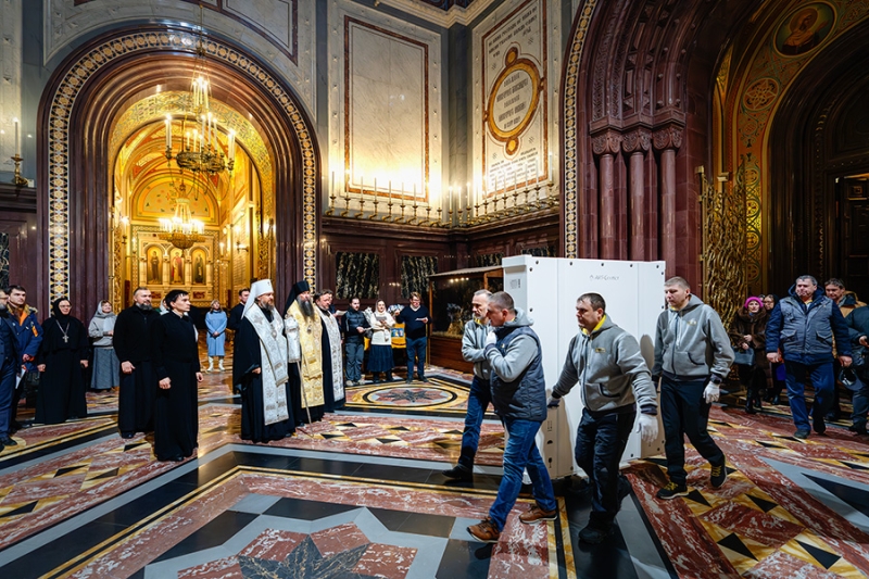 Появились фото подготовки «Троицы» к размещению в храме Христа