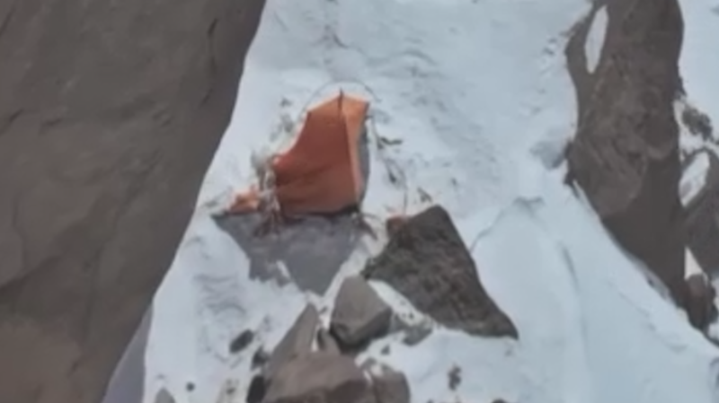 Появилось новое видео с палаткой застрявшей на пике Победы Наговициной