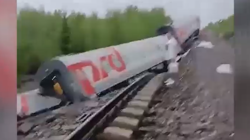 Появилось видео с поездом, который сошел с рельсов в Коми