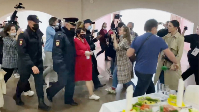 Полиция начала задержания на съезде независимых депутатов в Новгороде