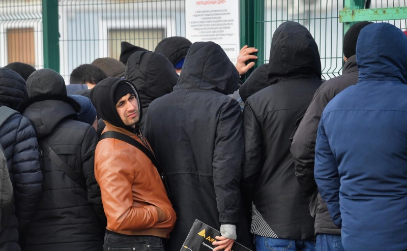 Полиция после рейда в Петербурге доставила в военкомат сотню мигрантов