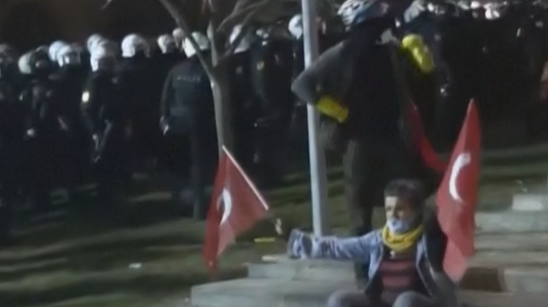 Полиция применила перцовый газ и водометы против протестующих в