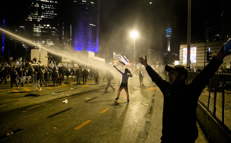 Полиция применила водометы для разгона протестов в Тель-Авиве