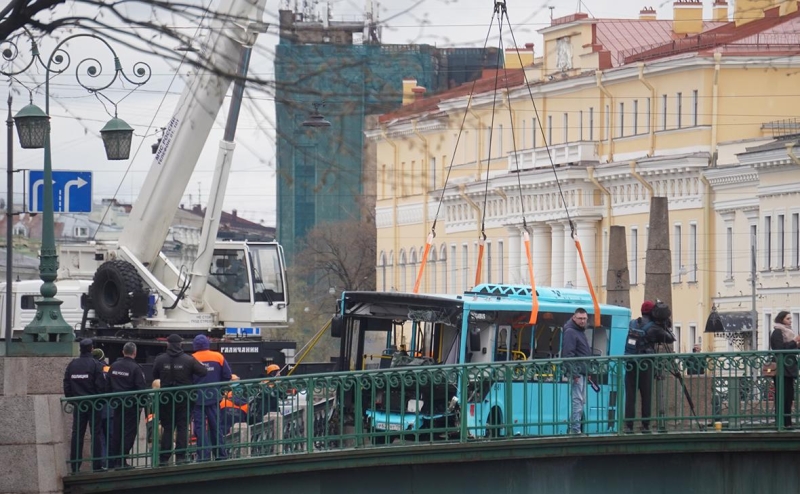 Полиция задержала водителя упавшего в Мойку автобуса