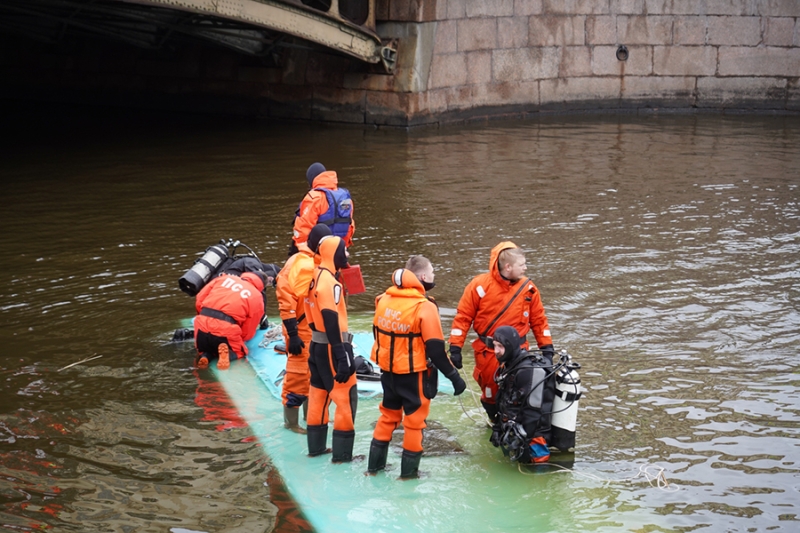 Полиция задержала водителя упавшего в Мойку автобуса