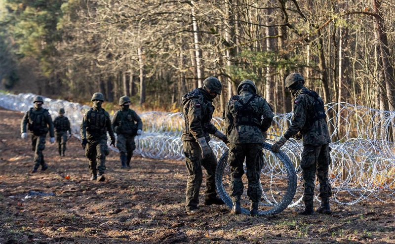 Польша начала переброску военных и техники к границе с Белоруссией