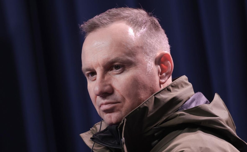 Польша потребовала выдать ударившего пограничника ножом мигранта