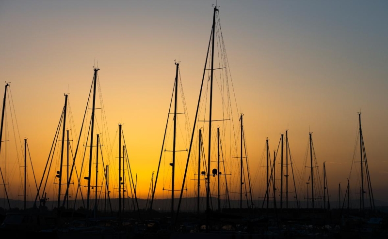 Польшу призвали объяснить закупку яхт и саун на деньги для