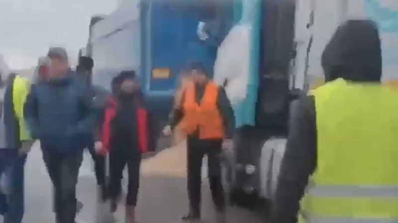 Польские фермеры с болгарками вскрыли фургоны с украинским зерном