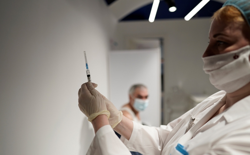 Попова заявила о незаразности привитых от COVID-19