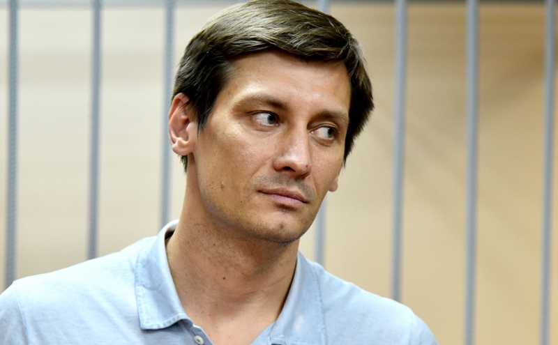 После обысков Гудкова задержали как подозреваемого