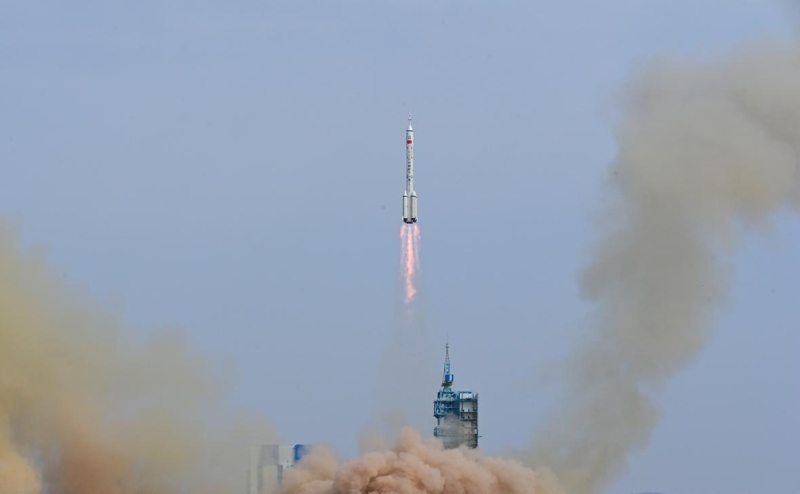 После запуска КНР тайконавтов был побит рекорд по числу землян на