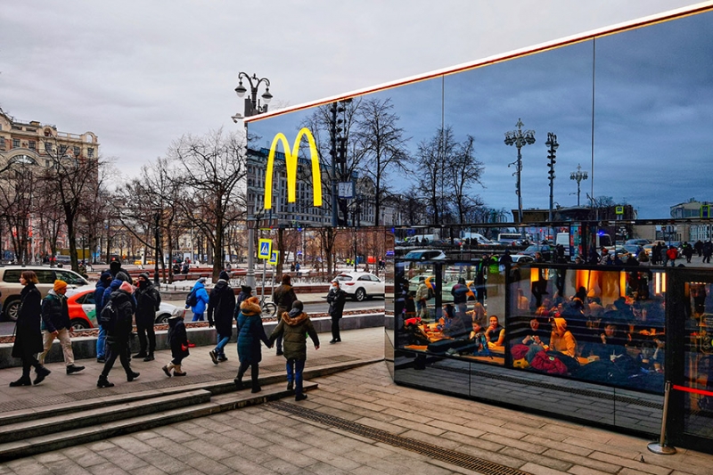 Последний день работы первого в России McDonald's перед закрытием