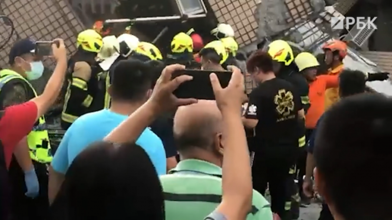 Последствия мощного землетрясения на Тайване. Видео