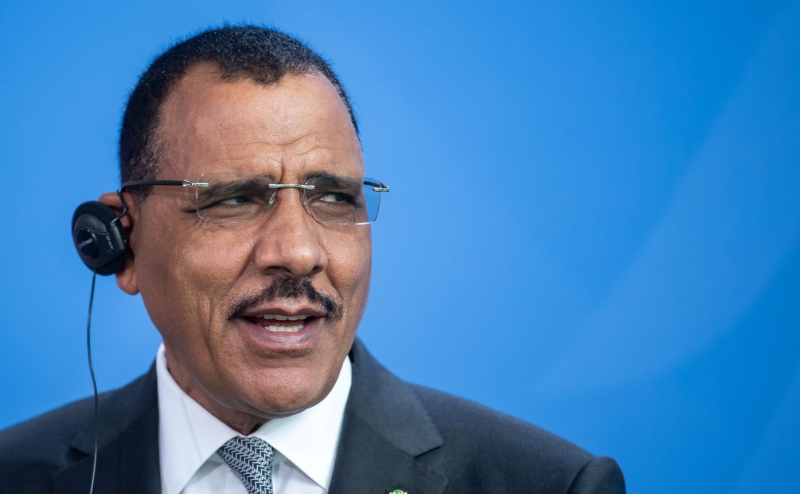 Посол Нигера обвинил хунту в пытке голодом свергнутого президента