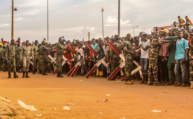 Посол Нигера обвинил хунту в пытке голодом свергнутого президента