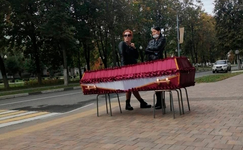 Поставившую гроб с телом сестры у администрации Балашихи вызвали в СК