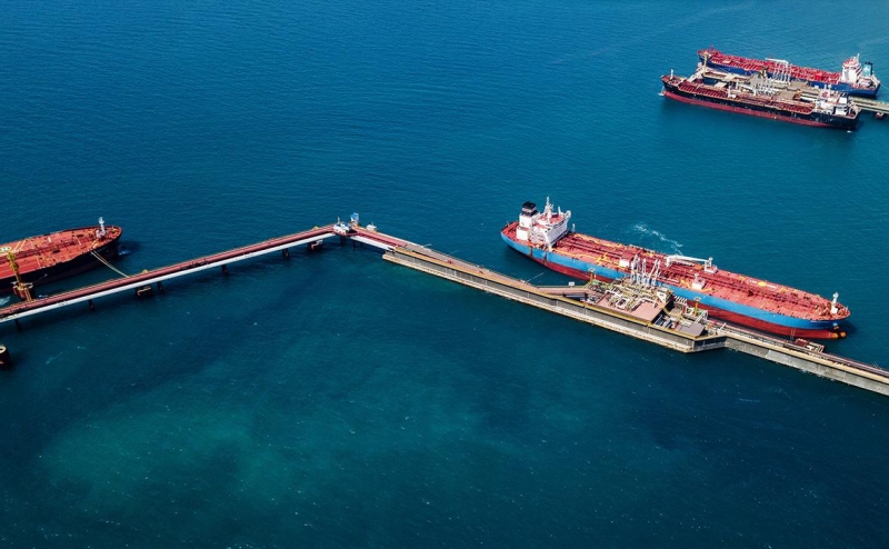 Поставки российской нефти в Индию перешли от рекордного роста к