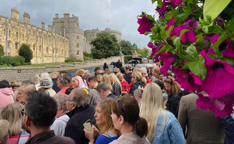 «Потеряли близкого человека». Как британцы прощаются с Елизаветой Второй