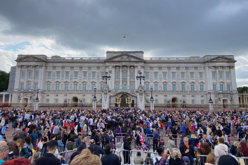 «Потеряли близкого человека». Как британцы прощаются с Елизаветой Второй