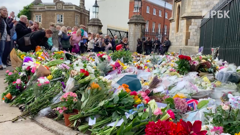 «Потеряли близкого человека». Как британцы прощаются с Елизаветой Второй