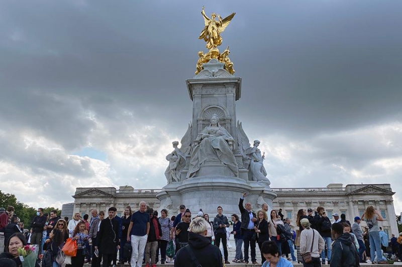 «Потеряли близкого человека». Как британцы прощаются с Елизаветой Второй