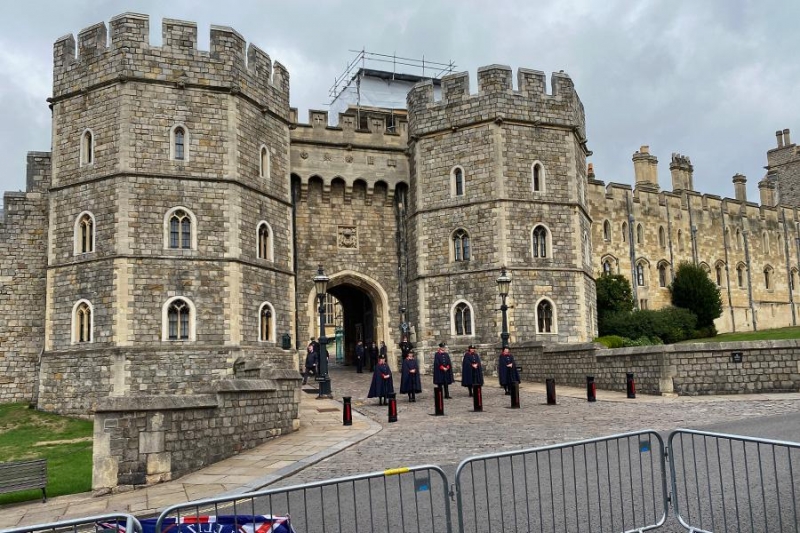 «Потеряли близкого человека». Как британцы прощаются с Елизаветой Второй